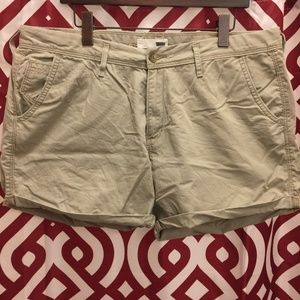 🌺 Levi's Khaki Cuffed Shorts 18